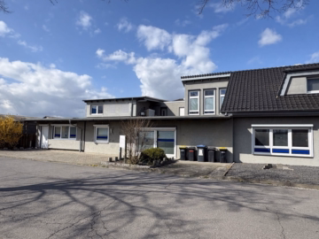 Straßenansicht Hauptgebäude - Vielseitig nutzbare Gewerbeimmobilie in Burgdorf-Hülptingsen