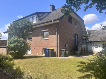 Hausansicht - Schellerten-Dinklar: Gepflegtes Zweifamilienhaus mit unverbaubarem Blick