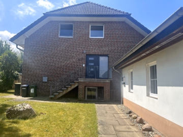 Hauseingang - Schellerten-Dinklar: Gepflegtes Zweifamilienhaus mit unverbaubarem Blick