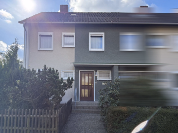 Außenansicht - Celle – Klein Hehlen: Geräumiges Reihenendhaus mit Terrasse, Garten und 2 Garagen