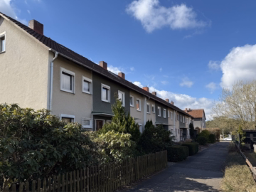 Celle – Klein Hehlen: Geräumiges Reihenendhaus mit Terrasse, Garten und 2 Garagen, 29223 Celle, Reiheneckhaus