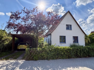 Straßenansicht mit Carport