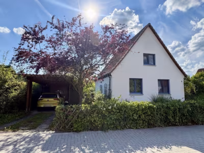 Straßenansicht mit Carport